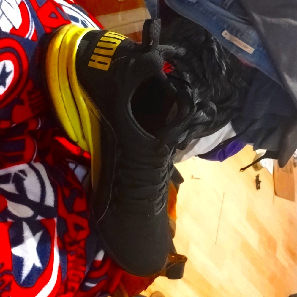 Black and gold pumas